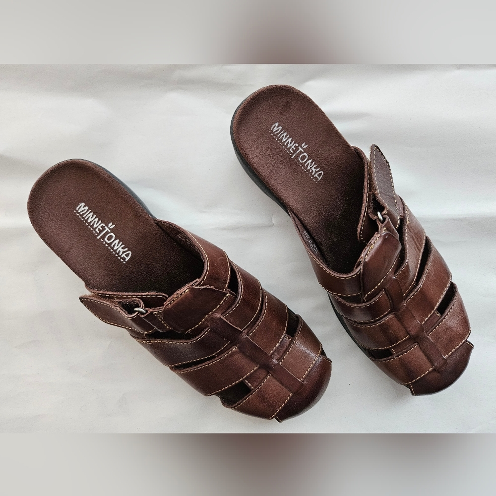 EUC Women's Minnetonka Nisswa Leather Clog, Size 8M. Brown